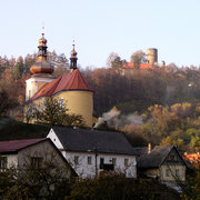 Pohled na hrad před odstraněním přebujelé zeleně