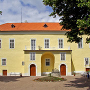 Průčelí empírového paláce